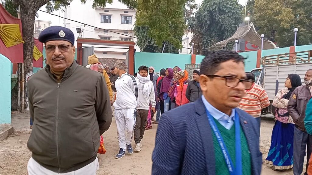 हो-हंगामे के बीच नगर निकाय चुनाव प्रारंभ ; प्रशासन ने एक उपद्रवी को लिया हिरासत में ; कहीं आधे घंटे तक ईवीएम रहा खराब