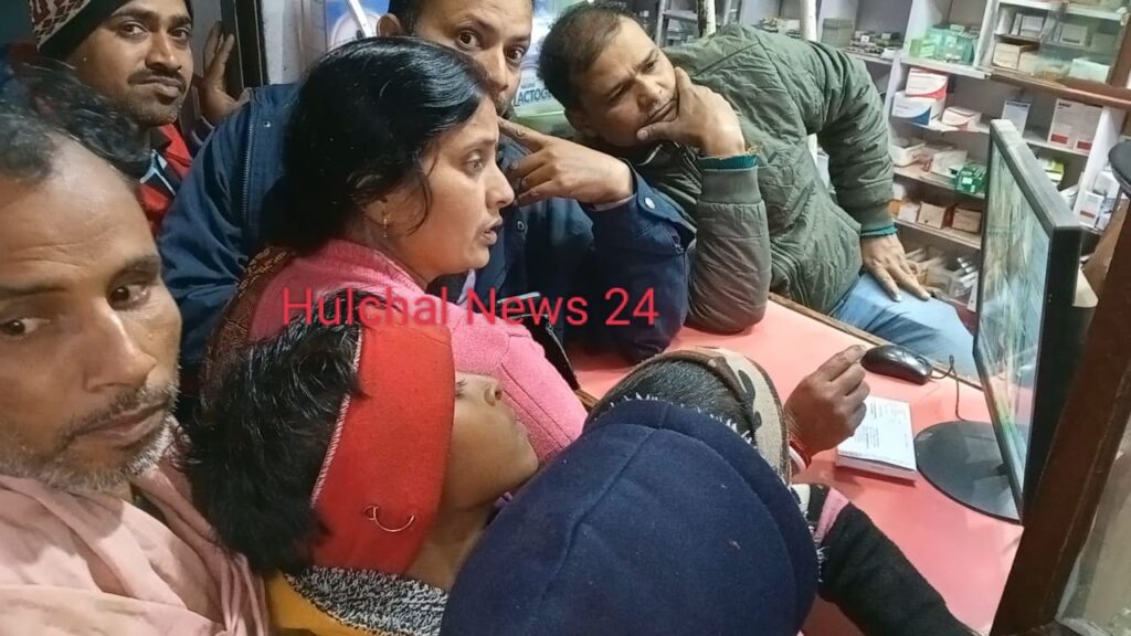 शरीर पर मैला फेंक उचक्कों ने महिला से झपट लिए ₹40000 का थैला ; सीसीटीवी कैमरे में कैद हुई तस्वीर