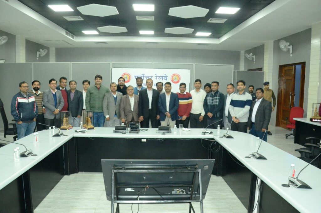 वाराणसी मंडल कार्यालय के प्रेम चन्द सभागार कक्ष में मंडल से सेवानिवृत्त पदाधिकारियों को दी गई भावभीनी विदाई