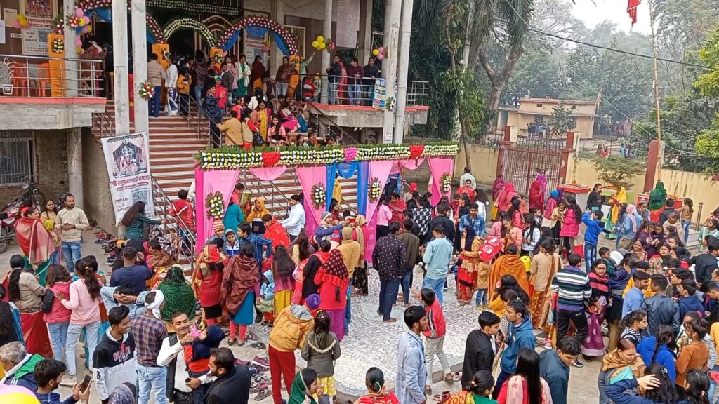 नव वर्ष पर मंदिरों में उमड़ा आस्था का जनसैलाब ; पूजा अर्चना कर सभी लोगों ने की मंगल कामनाएं