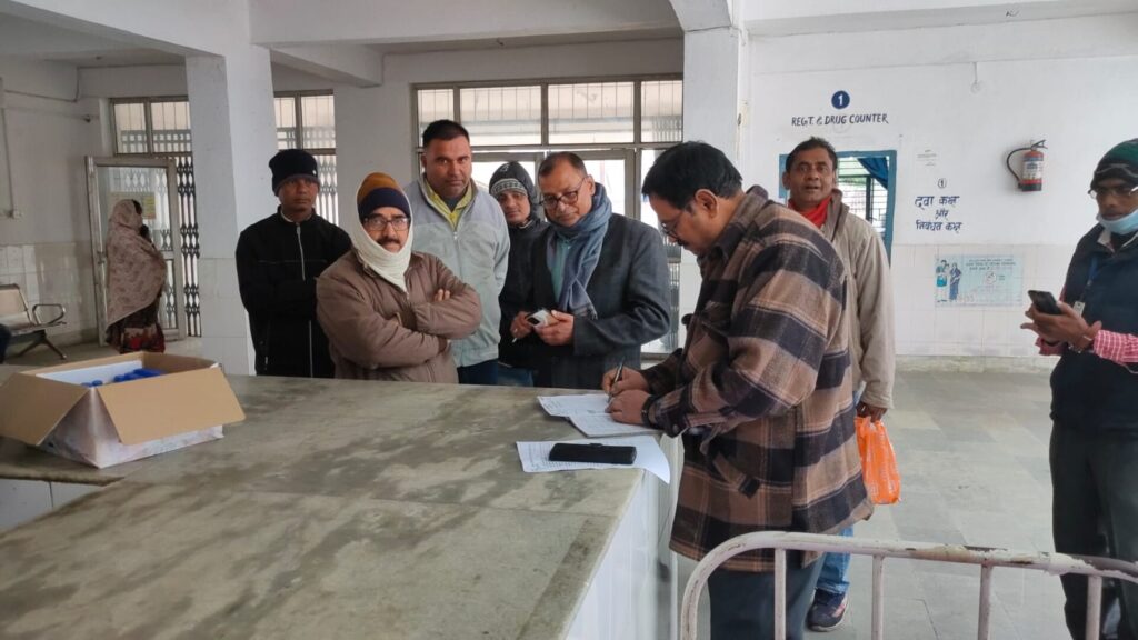कोरोना जांच एवं अन्य व्यवस्था को ले सिविल सर्जन ने सामुदायिक स्वास्थ्य केंद्र मशरक का औचक निरीक्षण कर दिया निर्देश