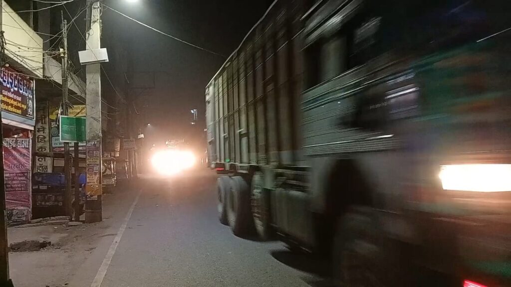 रात होते ही फोरलेन और बाईपास छोड़ शहर की सड़कों पर दौड़ती हैं ट्रकें