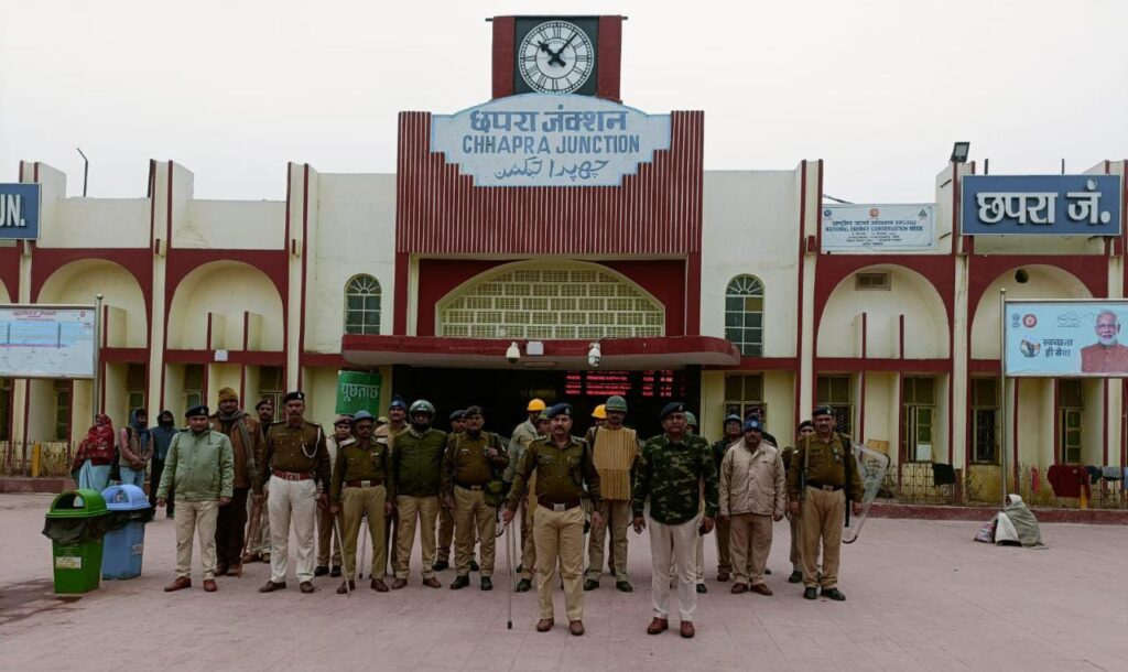 बिहार बंद के आह्वान को ले छपरा जंक्शन पर आरपीएफ एवं जीआरपी रहा अलर्ट ; जंक्शन एवं सर्कुलेटिंग एरिया में किया गया फ्लैग मार्च