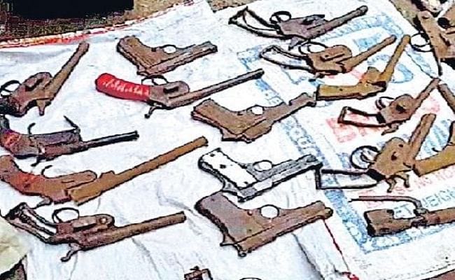 छपरा में मिनी गन फैक्ट्री का उद्भेदन ; हथियार के साथ 8 गिरफ्तार