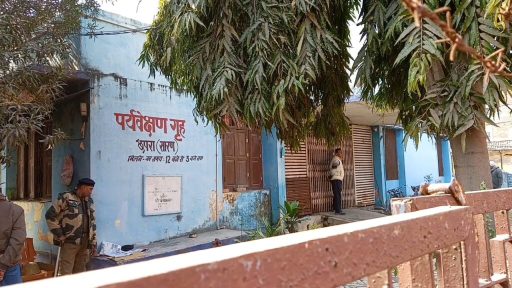 बाल कैदियों को जलेबी खिलाने लेकर गया था होमगार्ड का जवान चंद्रभूषण ; पैसे और पैरवी के बल पर फर्जी पत्र जन्म प्रमाण पत्र बनवा कर रहने वाले कैदियों ने की है हत्या