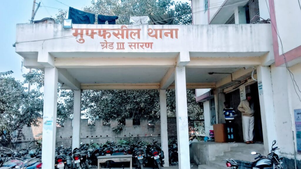 चुपचाप रहो और हमें रोकने की कोशिश या थाने को सूचना दोगे तो तीनों को जान से मार देंगे ; बालू माफियाओं ने छुड़ा लिया बालू लदा ट्रैक्टर