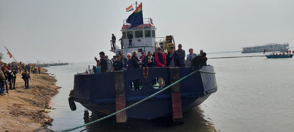 रिवर क्रूज गंगा विलास सैलानियों को लेकर पहुंचा छपरा ; जिला प्रशासन ने चिरांद पुरातात्विक स्थल का कराया भ्रमण
