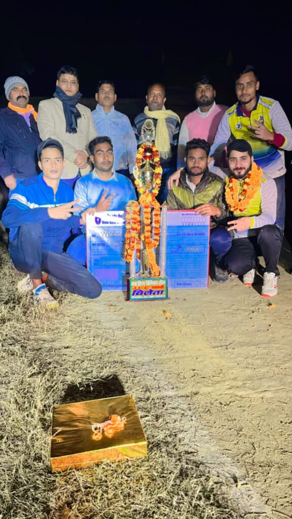 थावे जेसीसी क्रिकेट टीम ने रुस्तम एलेवन टीम सिवान को हराकर शील्ड पर कब्जा जमाया कब्जा