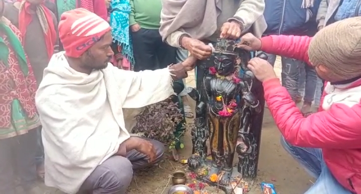 गोपालगंज में खुदाई के दौरान मिली भगवान विष्णु की ढाई फीट ऊंची प्रतिमा ; अन्य मूर्तियों के भी खुदाई में मिलने से मची सनसनी