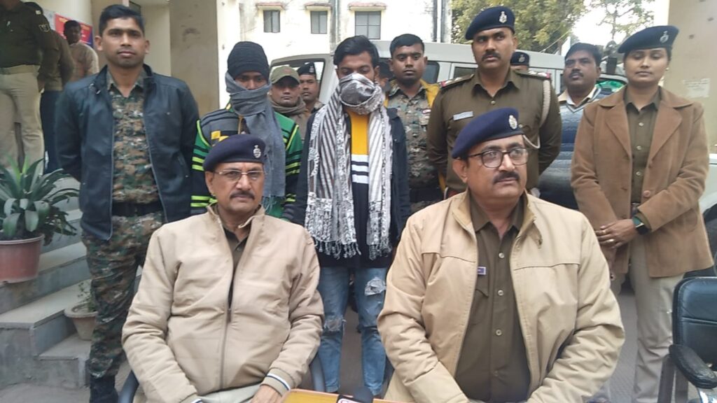 लूटपाट के दौरान चाकू घोंपकर भागने वाले दो अपराधियों को पुलिस ने किया गिरफ्तार