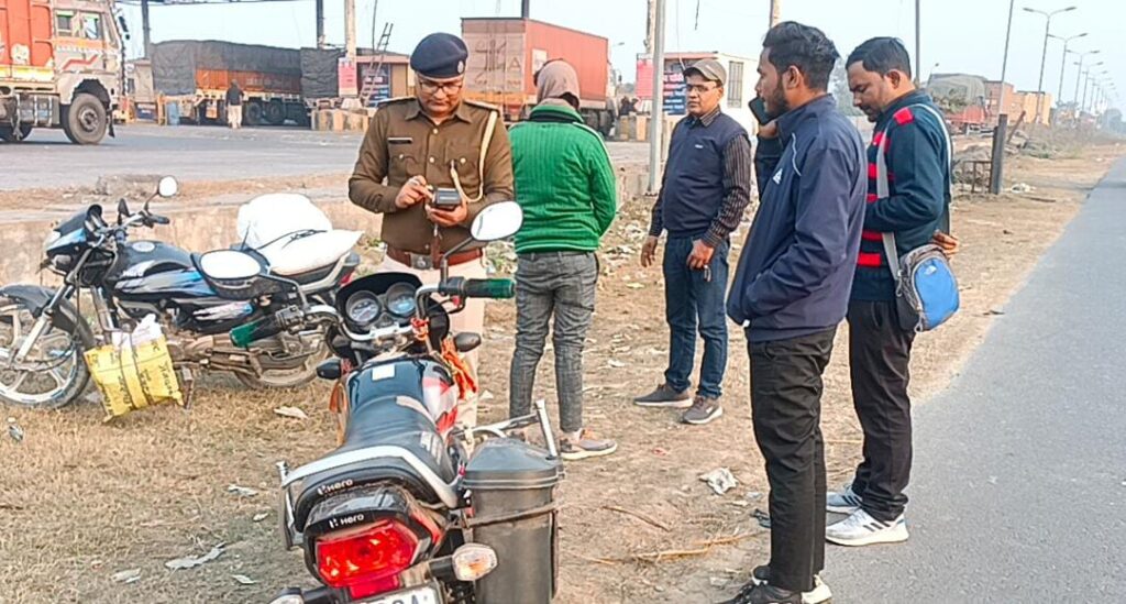 गोपालगंज के बलथरी चेक पोस्ट पर परिवहन विभाग ने वाहन जांच किया