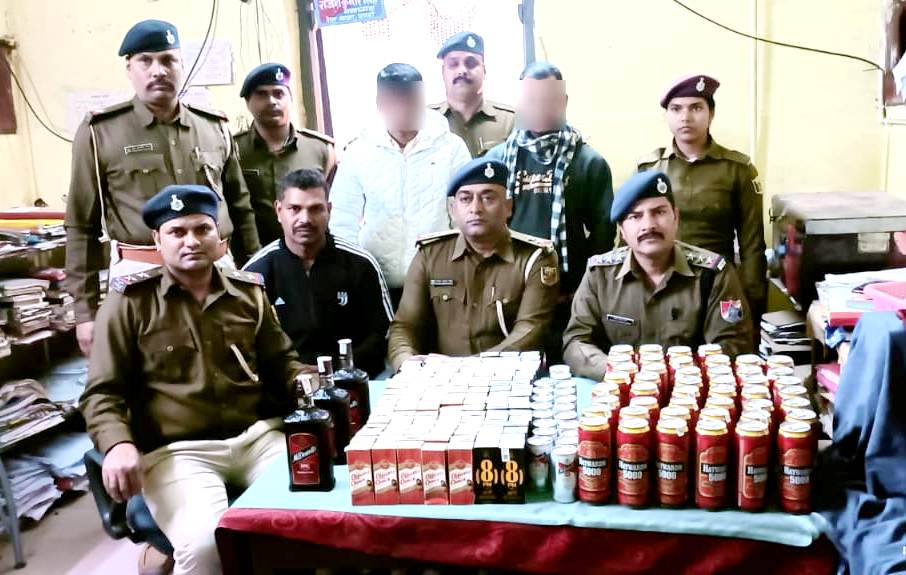 छपरा जंक्शन पर बाघ एक्सप्रेस ट्रेन से भारी मात्रा में अंग्रेजी शराब के साथ दो तस्कर गिरफ्तार