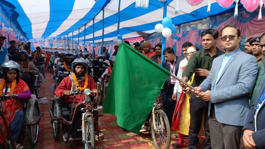 सारण डीएम ने दिव्यांगजनों के बीच बैट्री चालित ट्राईसाइकिल का किया वितरण