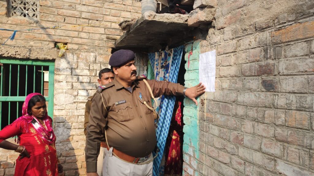 पुलिस ने बैंडबाजे के साथ फरार वारंटी के घर चस्पाया इस्तेहार