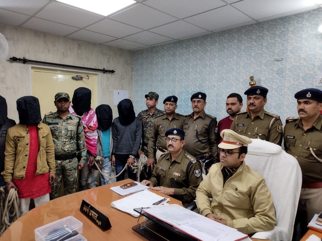 बैंक अधिकारी से हथियार के बल पर लूटपाट करने वाले आधा दर्जन अपराधी गिरफ्तार ; लूट का माल बरामद
