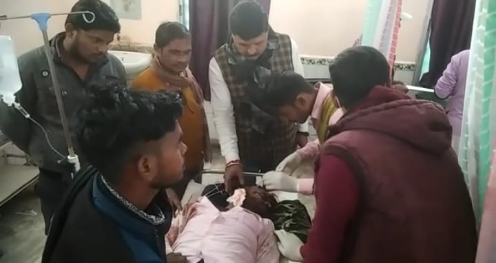 सड़क किनारे घायल अवस्था मे छटपटा रहे युवक को आरएसएस के स्वयंसेवको ने पहुंचाया सदर अस्पताल ; तमाशबीन बनी रही भीड़
