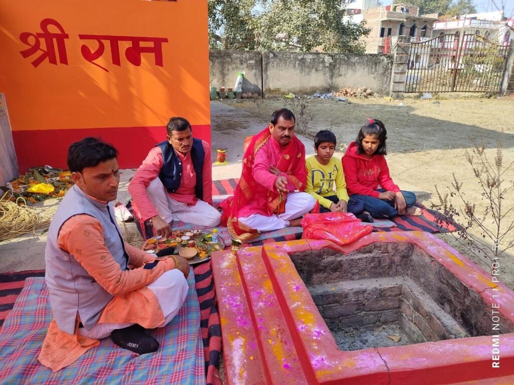 थावे थाना में पंचमुखी हनुमान मंदिर में अखंड अष्टयाम प्रारंभ, यजमान बने थानाध्यक्ष मनोज कुमार सिंह