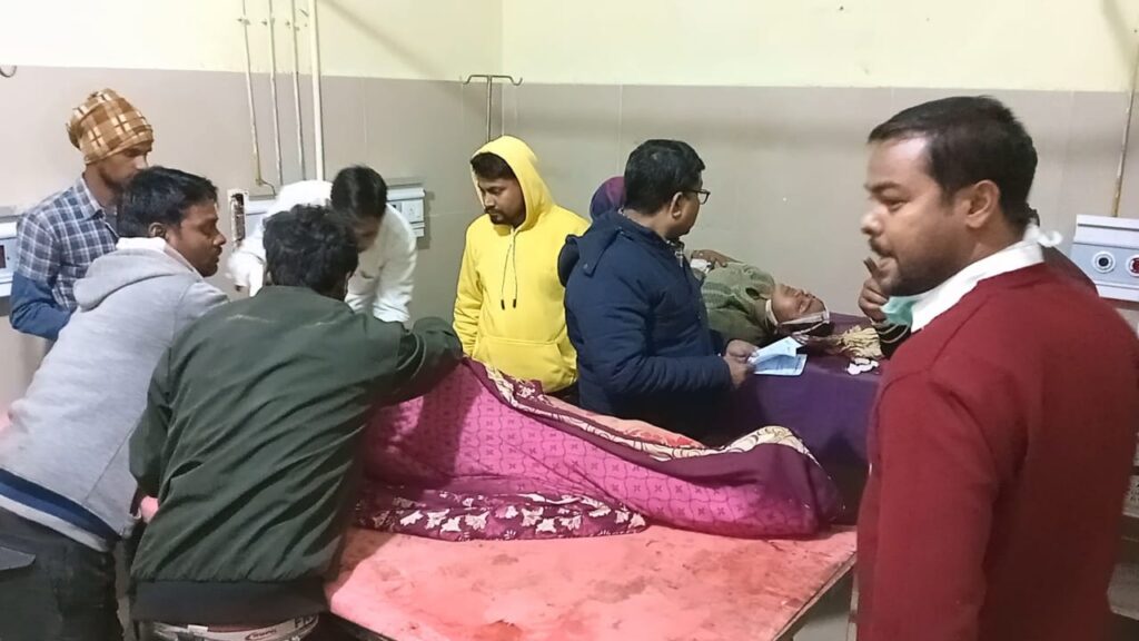 छपरा में दो पड़ोसियों के बीच विवाद के बाद चले पारंपरिक व धारदार हथियार ; तीन जख्मी