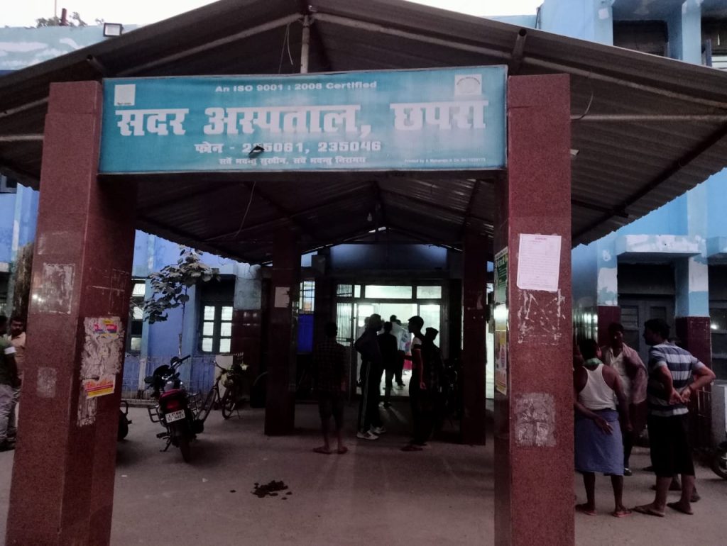 शराब बेचने की सूचना देने पर कारोबारियों ने चौकीदार व उसके घरवालों को पीटा