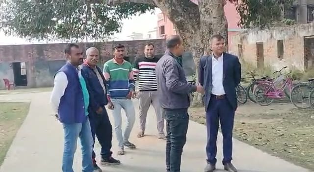 राजकीय बुनियादी विद्यालय कवलपुरा में अभिभावकाें ने किया हंगामा कहा कभी भी समय पर नहीं आते हैं शिक्षक