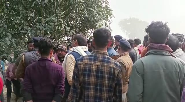 राजपूतान और अहिरान के विवाद में मॉब लिंचिंग के शिकार दूसरे युवक के मौत की अफवाह पर फूटा आक्रोश ; गांव में तनाव के बाद पुलिस वाहन पर पथराव