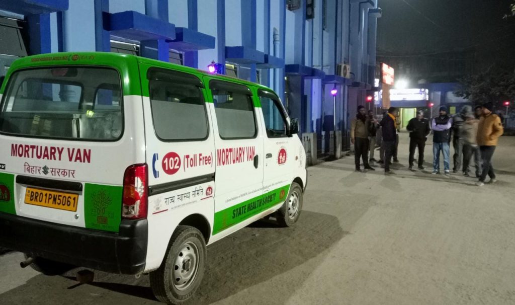 अनियंत्रित बस ने इंटरमीडिएट के छात्र को रौंदा ; परिजनों में कोहराम के बाद रात्रि में कराया गया पोस्टमार्टम