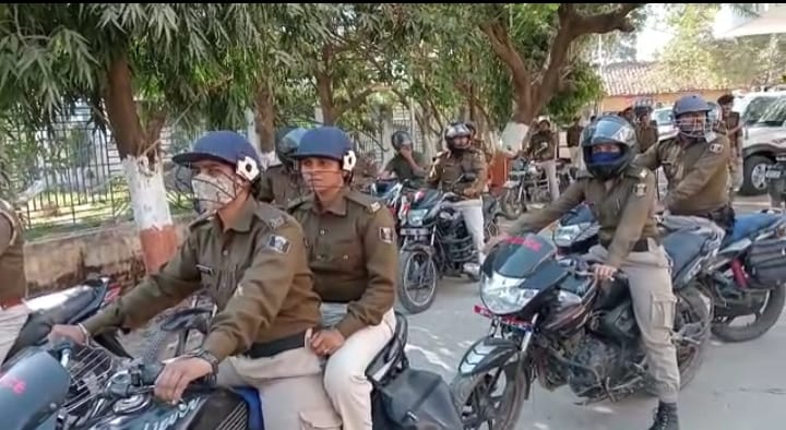 महाशिवरात्रि पर्व को देखते हुए गया पुलिस ने निकाला फ्लैग मार्च
