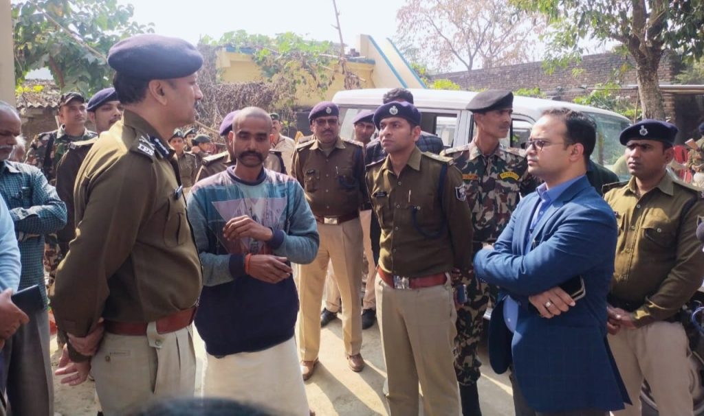 सारण के चर्चित मुबारकपुर कांड का मुख्य आरोपी मुखिया प्रतिनिधि विजय यादव गिरफ्तार कुर्की जब्ती के बाद पीछे लगी थी एसआईटी