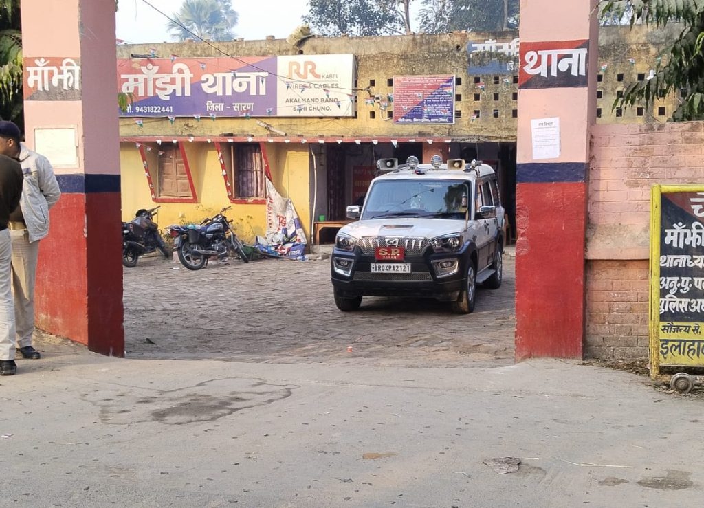 सारण जिले के मांझी थाना अंतर्गत मुबारकपुर गांव में शांति व्यवस्था को लेकर एसपी के नेतृत्व में निकाला गया फ्लैग मार्च