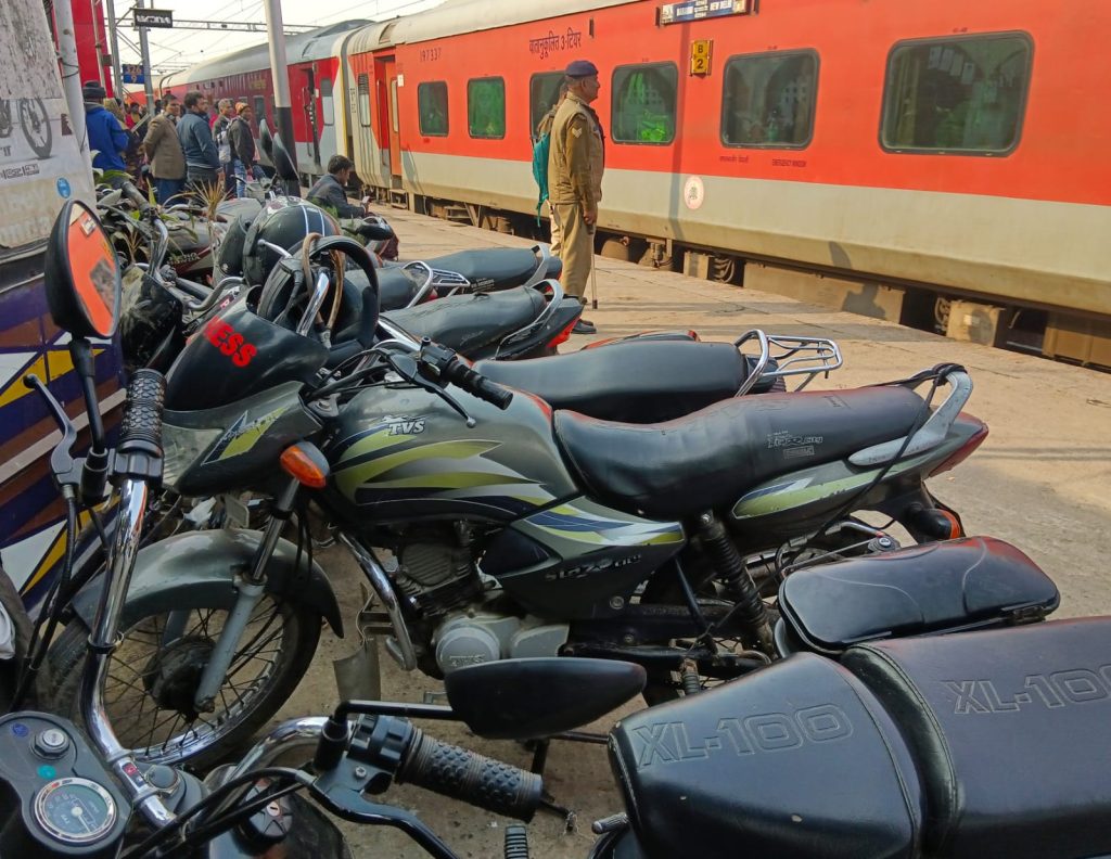 ट्रेन में एक व्यक्ति की संदिग्ध मौत ; कराया गया पोस्टमार्टम