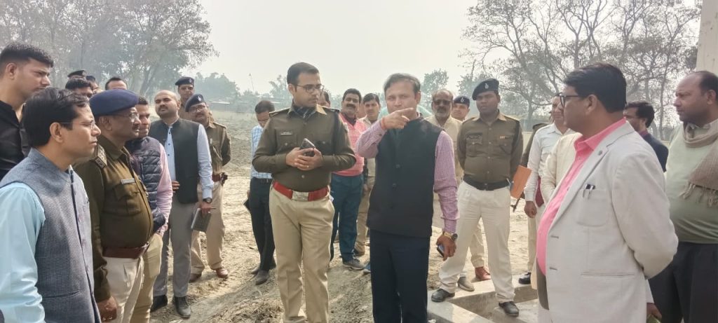 समाधान योजना के तहत सीएम के आगमन को ले डीएम और एसपी ने सिपाया पहुंच कर लिया तैयारियों का जायजा