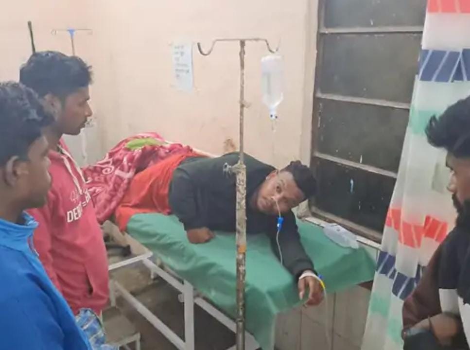 बाइक लूट के दौरान बदमाशों ने युवक पर किया फायर ; बचने पर चाकू मारकर किया जख़्मी