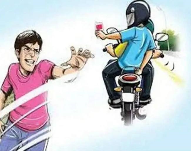 मोबाइल से बात करते जा रहा था युवक ; बाइक सवार बदमाशों ने झपटा ; ग्रामीणों ने खदेड़कर दो को पकड़ा