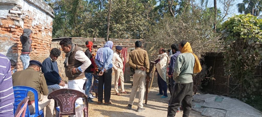 घर मे फंदे से लटकता मिला युवक का शव ; मां ने फोन पर बताया साजिश के तहत की गई हत्या