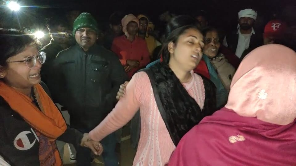 अतिक्रमण हटाने गई थी पुलिस टीम ; प्रदर्शन के दौरान झोपड़ी में लगी आग में मां-बेटी जिंदा जले
