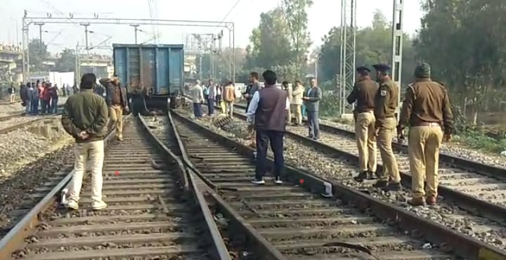 लखनऊ-वाराणसी रेलखंड के सुल्तानपुर रेलवे स्टेशन के समीप दो मालगाड़ी की आमने-सामने की टक्कर में चालक गंभीर ; रेलवे की बड़ी लापरवाही से मचा हड़कंप
