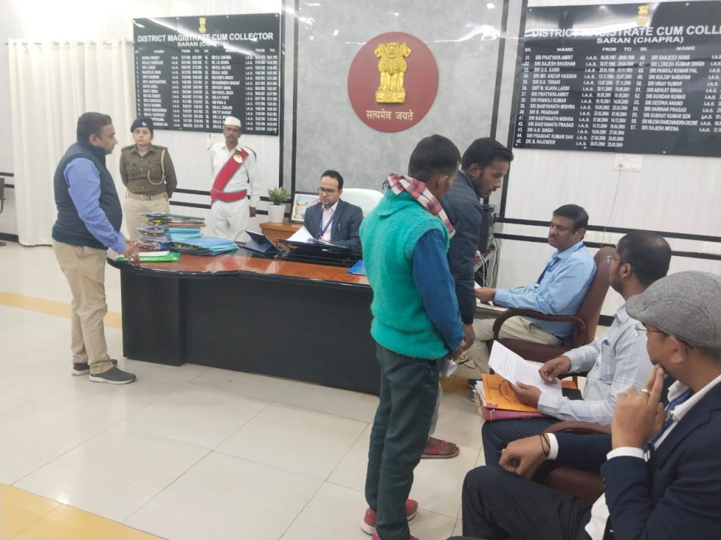 ‘जनता के दरबार में जिलाधिकारी’ कार्यक्रम के तहत डीएम ने 50 परिवादियों की समस्याएं सुन दिया निर्देश