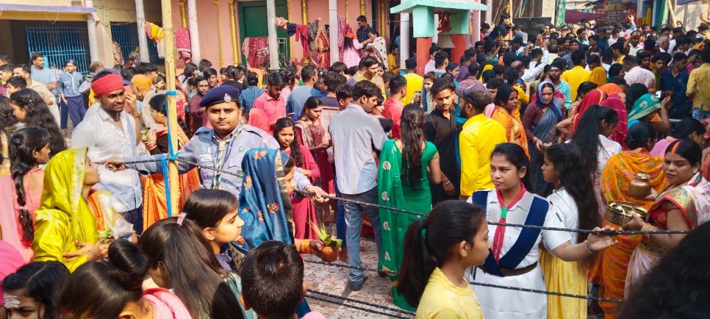 प्राचीन धर्मनाथ मंदिर में स्काउट गाइड ने भीड़ नियंत्रण में की श्रद्धालुओं की सहायता