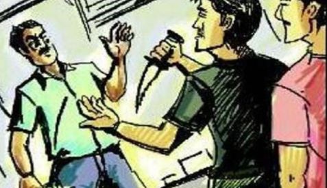 छात्रों से पहले लूटा आईफोन, मोबाइल और बाइक ; बाद में पासवर्ड के लिए चाकू घोंप किया जख्मी