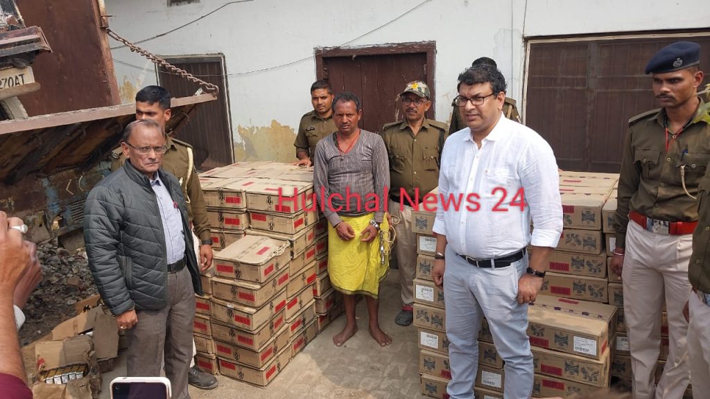 उत्पाद विभाग ने नदी में बोट से पीछा कर ₹20 लाख के अंग्रेजी शराब के साथ एक तस्कर को नाव सहित किया पकड़ा