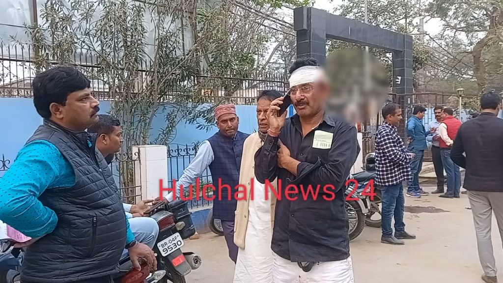 छपरा डीईओ कार्यालय परिसर बना रण क्षेत्र ; शिक्षकों के दो गुटों में बवाल के बाद शिक्षक नेता पर जानलेवा हमला, जख्मी