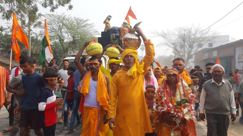 भगवान शिव एवं माता पार्वती की प्राण प्रतिष्ठा को लेकर हाथी-घोड़े बैंड-बाजे के साथ निकाला गया कलश यात्रा
