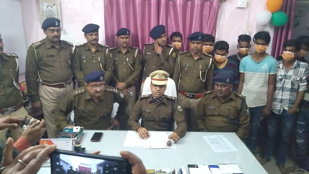सड़क पर लूटपाट करने वाले दो महिला सहित 11 अपराधी गिरफ्तार