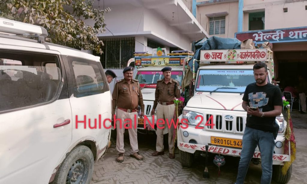 257 कार्टन अंग्रेजी शराब के साथ दो पिकअप वैन एवं लक्जरी कार को पुलिस ने किया जब्त