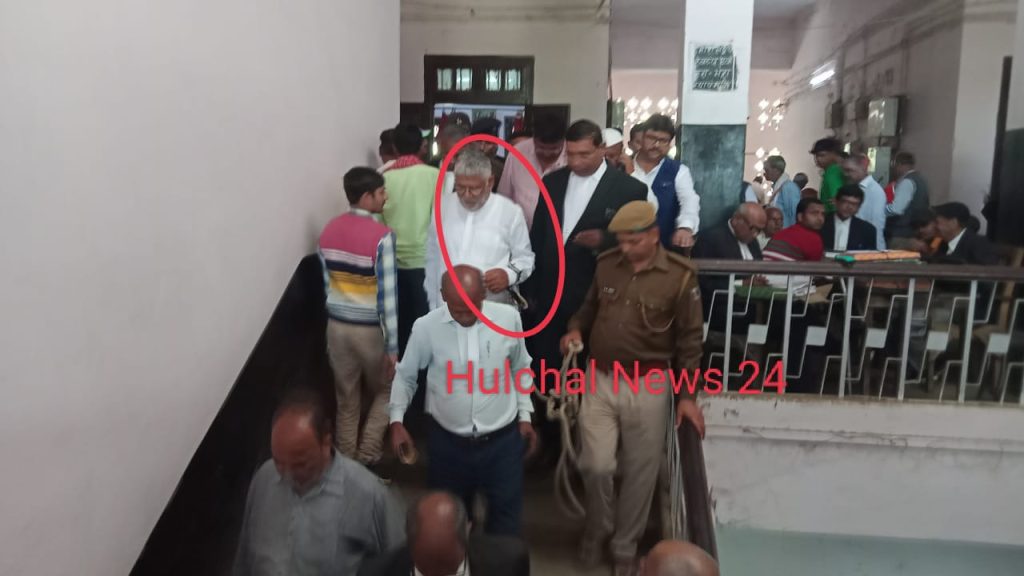 कांग्रेस के पूर्व मंत्री रविंद्र नाथ मिश्रा के हाथों में लगी हथकड़ी ; कोर्ट ने सुनाई जुर्माने के साथ उम्रकैद की सजा