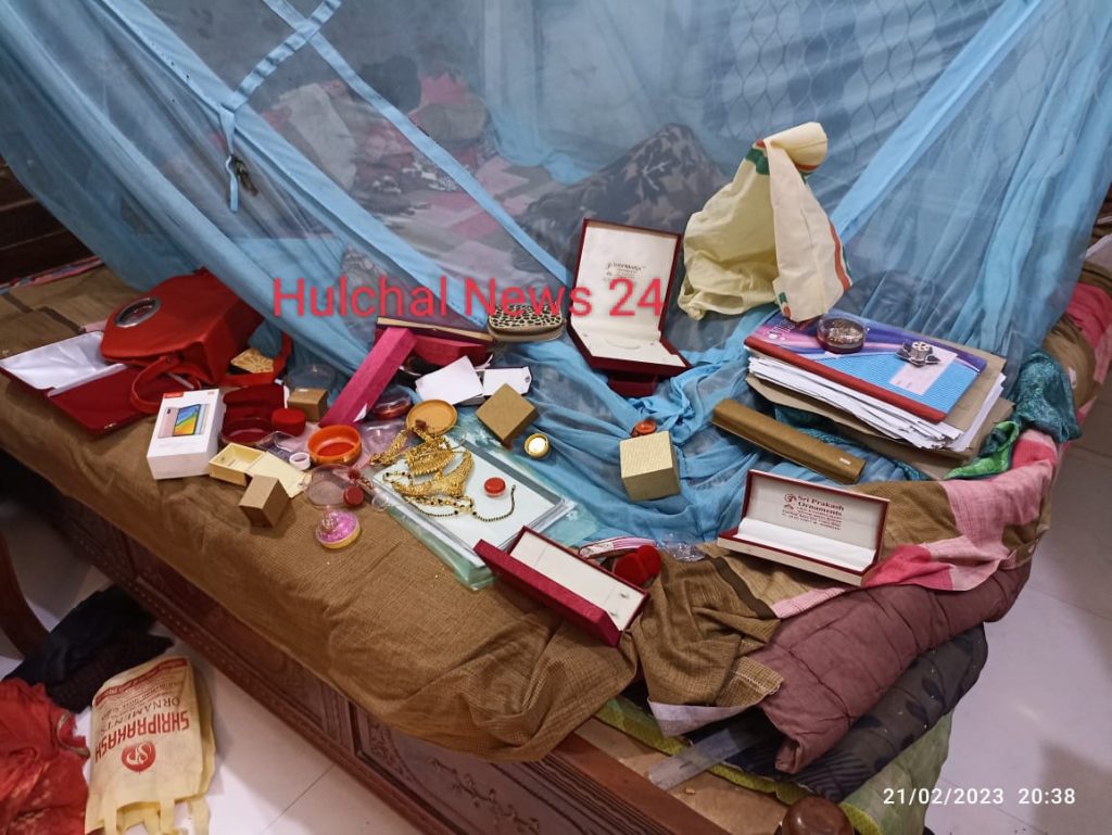 शिक्षिका के घर से लाखों रुपए के आभूषण की चोरी ; आर्टिफिशियल आभूषण को छोड़ सभी आभूषण एवं कीमती सामान दरवाजा एवं अलमीरा तोड़ ले गए चोर