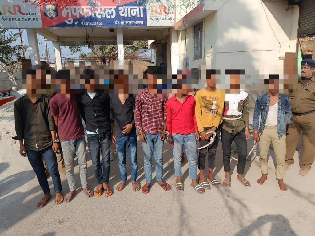 अपना शौक और गलत आदतों को पूरा करने के लिए संगठित गिरोह बनाकर अपराधिक घटनाओं को देते थे अंजाम ; 9 अपराधी लूटी गई 08 मोबाइल के साथ गिरफ्तार ; कट्टा एवं चाकू बरामद