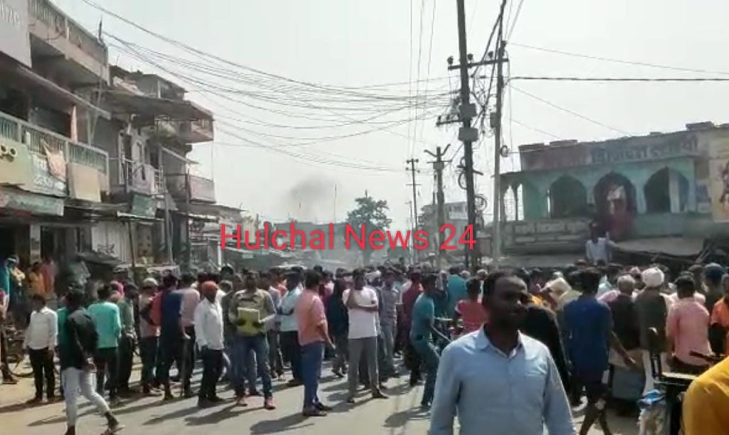 परसा-बनकेरवा मुख्य पथ पर सड़क हादसे में दूसरे युवक की मौत के बाद बवाल आक्रोशित लोगों ने सड़क जाम कर किया प्रदर्शन