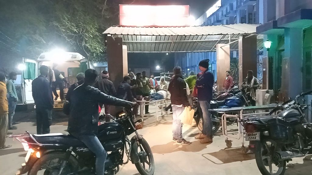 नाबालिग चला रहा था टोटो अनियंत्रित होकर पलटी ; आधा दर्जन सवार घायल, एक रेफर