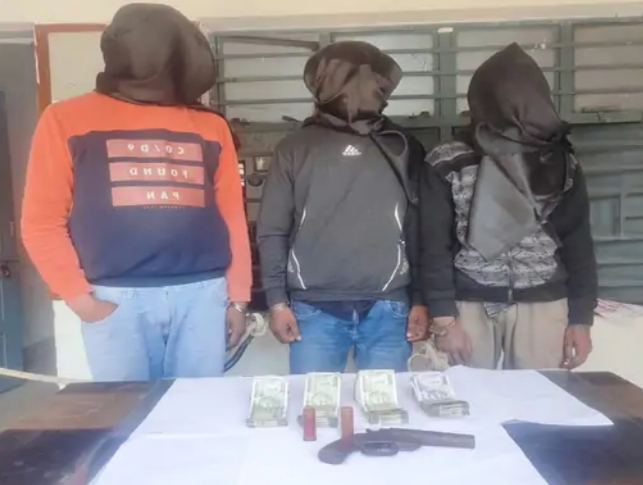 बाइक एजेंसी मैनेजर से ₹15 लाख लूट मामले का पुलिस ने किया उद्भेदन ; तीन अपराधी गिरफ्तार